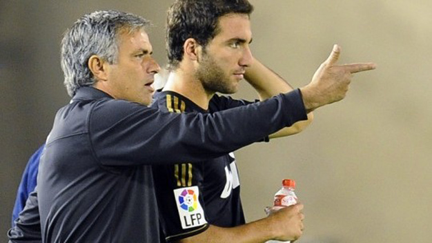 Mourinho có thể sẽ kéo Higuain đá... hậu vệ trái