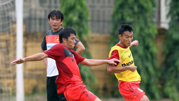 ĐT Việt Nam hướng tới trận giao hữu gặp Malaysia: “Coach” Hùng  trổ tài thợ hàn