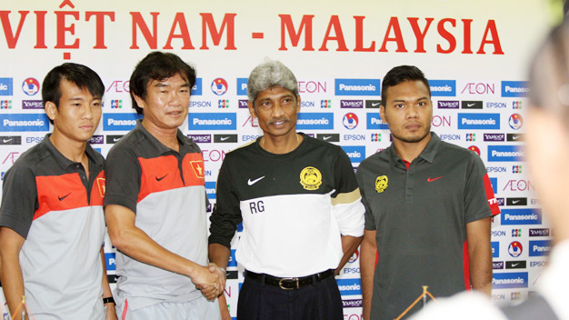 HLV Thanh Hùng - HLV Rajagobal: “Nhà hiền triết” so tài “King Raja” HLV Thanh Hùng - HLV Rajagobal: “Nhà hiền triết” so tài “King Raja”