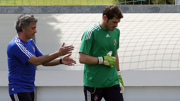 Bị Mourinho liên tục “đì”, Casillas tính chuyện ra đi Bị Mourinho liên tục “đì”, Casillas tính chuyện ra đi