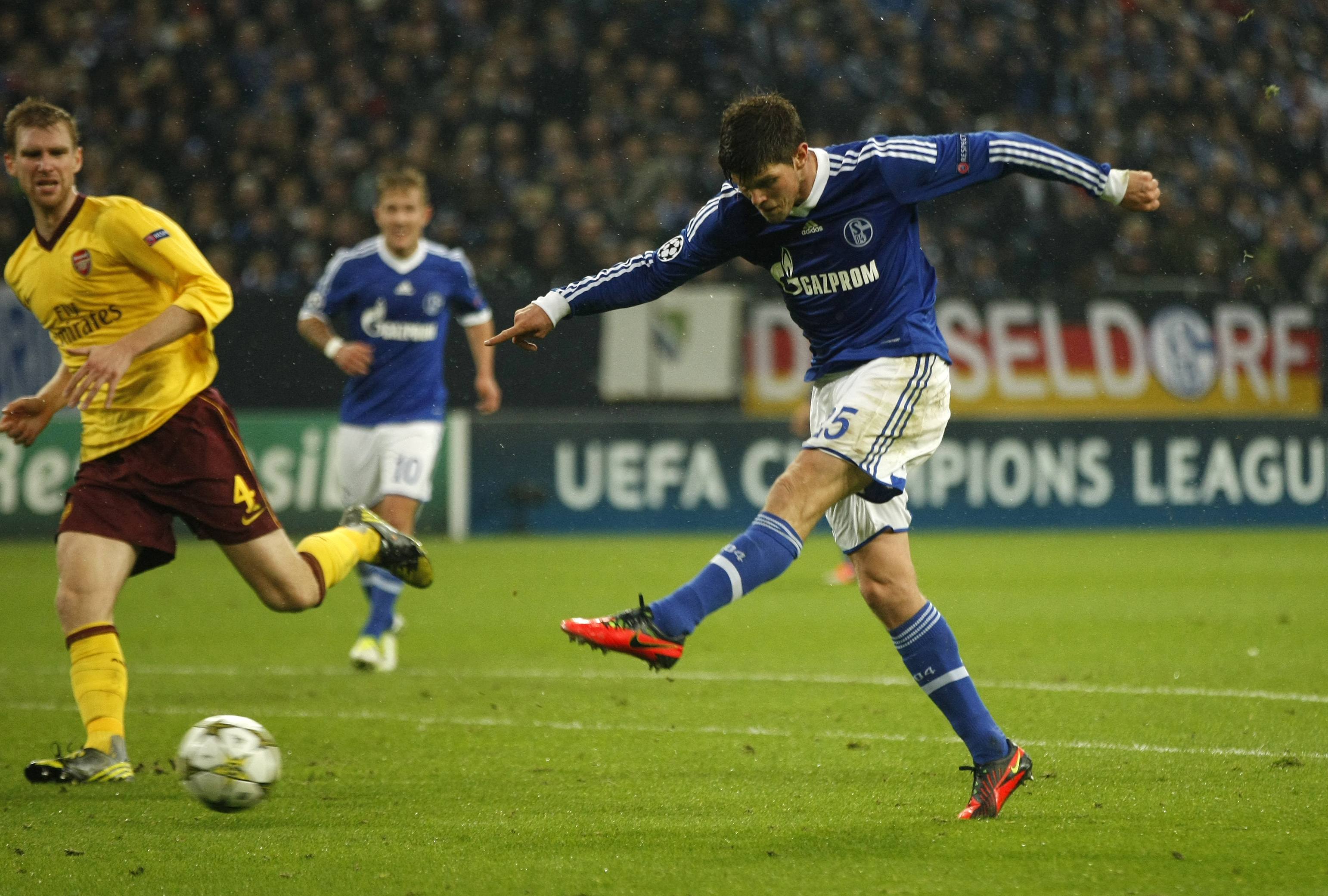 Schalke 2-2 Arsenal: Pháo thủ không biết thủ Schalke 2-2 Arsenal: Pháo thủ không biết thủ
