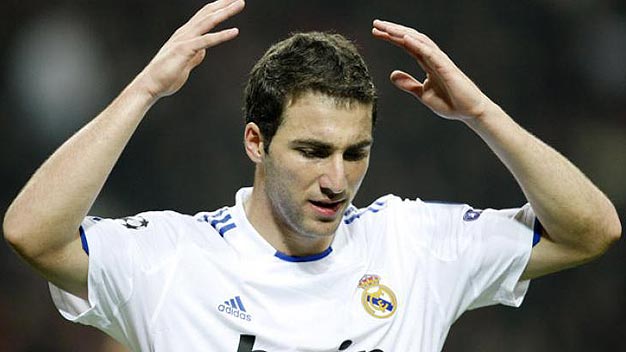 Higuain nghỉ 1 tháng, Mourinho tính để Ronaldo đá tiền đạo