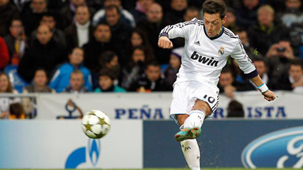 Mổ xẻ kiểu đá phạt dị thường của Mesut Oezil Mổ xẻ kiểu đá phạt dị thường của Mesut Oezil