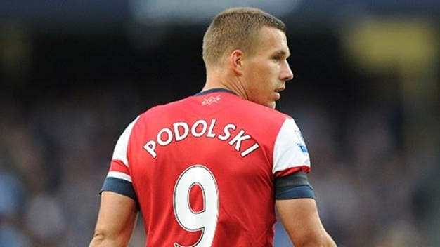 Arsenal khủng hoảng: Đến Podolski cũng chỉ trích Wenger