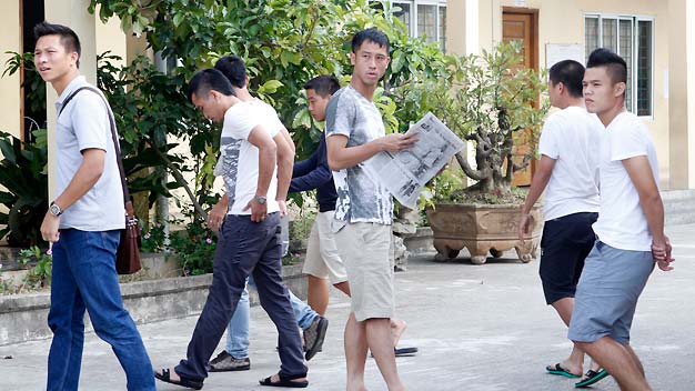 Cả đội bị phạt tiền, số phận của V.NB vẫn bị “treo” Cả đội bị phạt tiền, số phận của V.NB vẫn bị “treo”