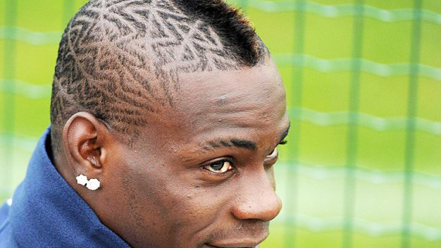 Balotelli tóc mới, tật cũ