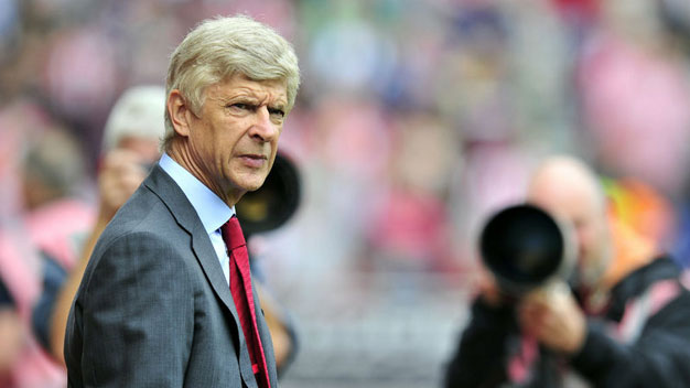 Wenger cân nhắc trở lại với hàng thủ kiểu truyền thống