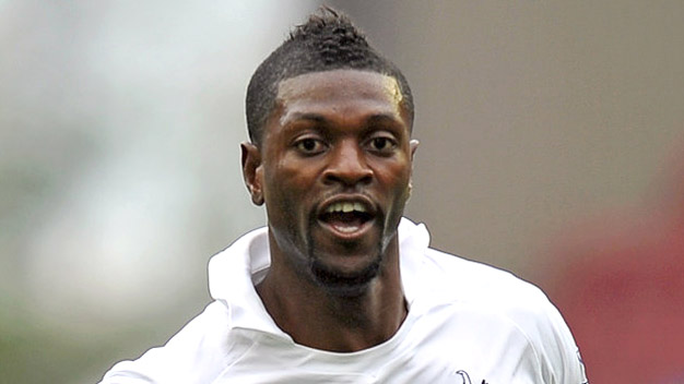 Adebayor lại gây sự với Arsenal