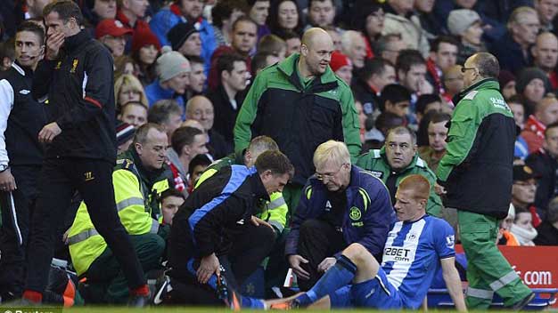 Sao trẻ Liverpool xin lỗi vì đá gãy chân đối phương