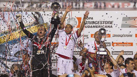 Sao Paulo giành Copa Sudamericana 2012 trong bạo lực Sao Paulo giành Copa Sudamericana 2012 trong bạo lực