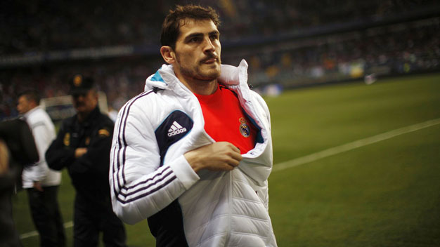 Đầy ải Casillas, Mourinho “đánh” cả Perez