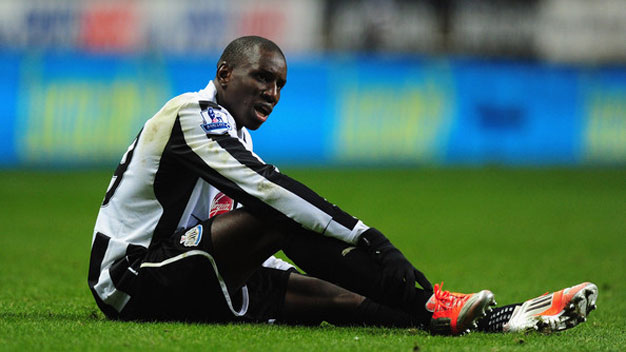 Chelsea buông Demba Ba vì đòi hỏi... 
