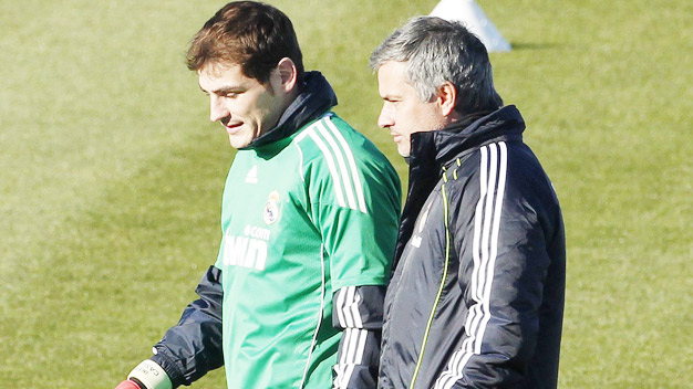 Đình chiến với Mourinho, Casillas trở lại bắt chính