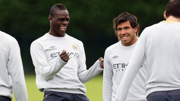 Tevez hứa giúp Balotelli tránh đi vào 