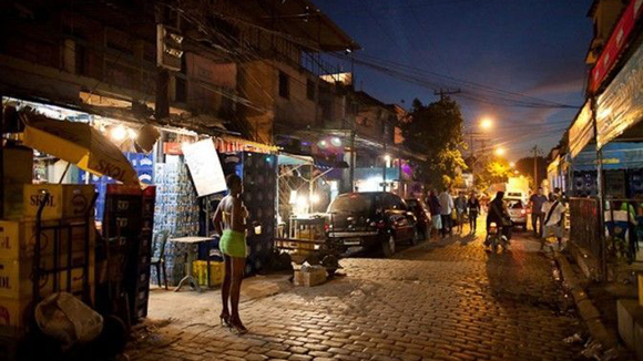 Gái mại dâm Brazil học ngoại ngữ chờ... tiếp khách quốc tế