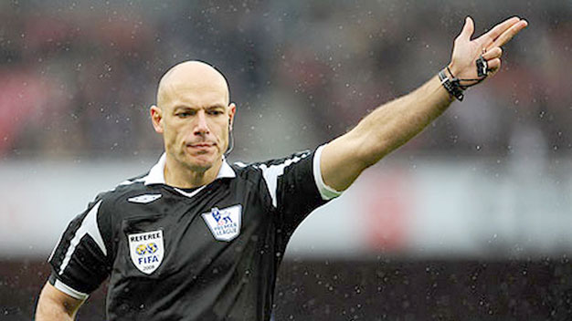 Thống kê đặc biệt: Howard Webb là fan của M.U?