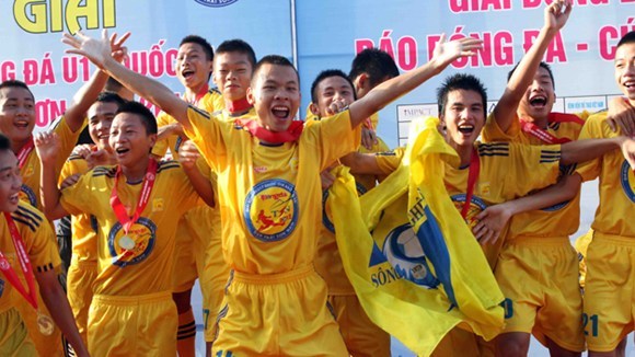 Tôn Hoa Sen tài trợ cho giải U19 QG