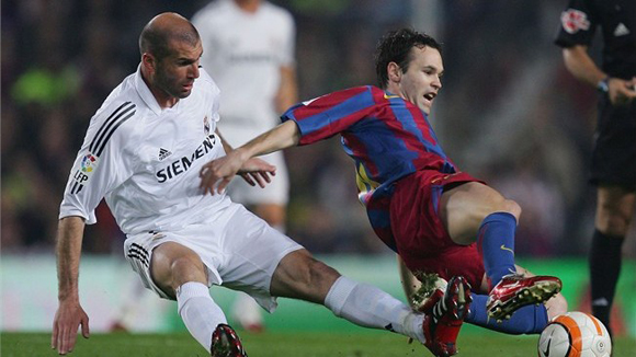 So sánh Iniesta và Zidane: Ai So sánh Iniesta và Zidane: Ai