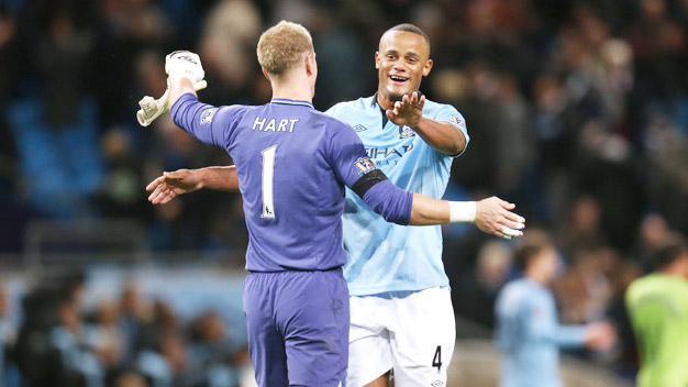 Kompany thoát án, Man City thoát lo