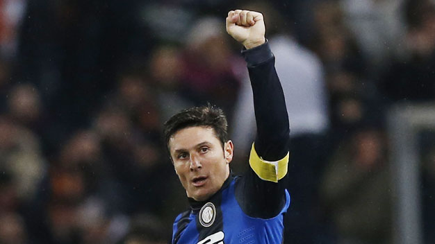 Zanetti gia hạn với Inter tới năm 2014: Hò hẹn cùng... Totti