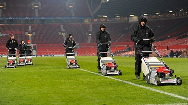 M.U đau đầu với chất lượng sân Old Trafford