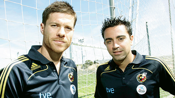 Alonso, Xavi lỡ trận giao hữu với Uruguay vì chấn thương