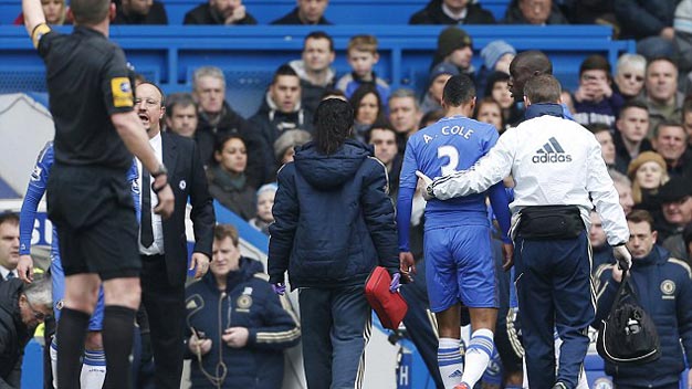 Chelsea mất Ashley Cole đúng lúc nước sôi, lửa bỏng