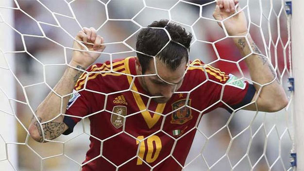 Fabregas và Busquets nôn mửa ngay trên sân