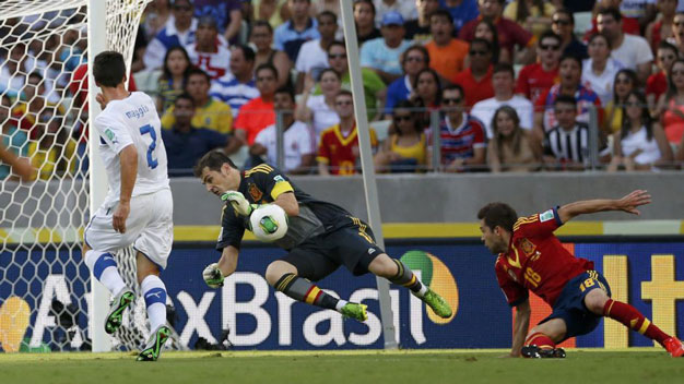 Casillas đưa Tây Ban Nha tái ngộ Brazil sau 27 năm