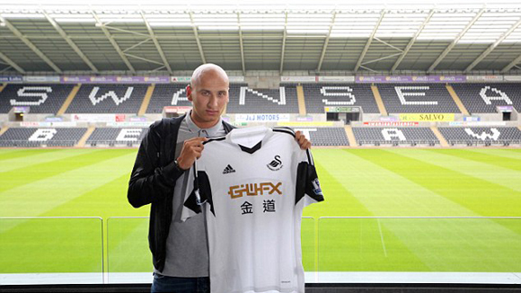 Shelvey rời Liverpool về Swansea