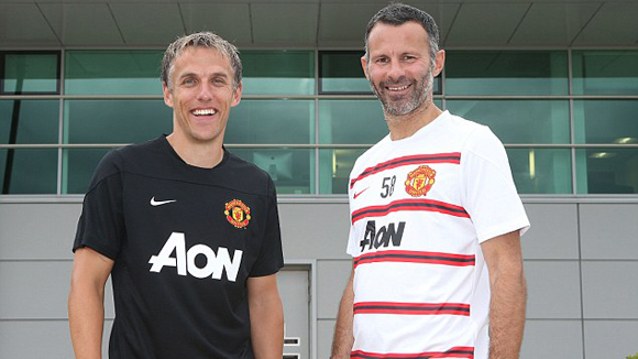 Ngày đầu tiên làm HLV M.U của Giggs và Neville diễn ra thế nào?