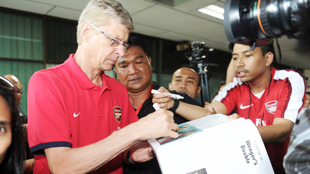 HLV Wenger gắn bó dài lâu với Arsenal