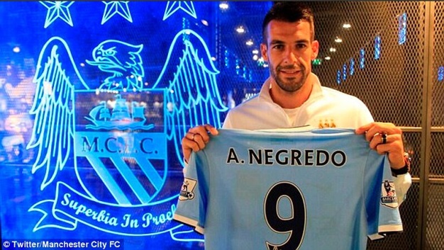 Negredo trình làng với áo đấu số 9 ở Man City