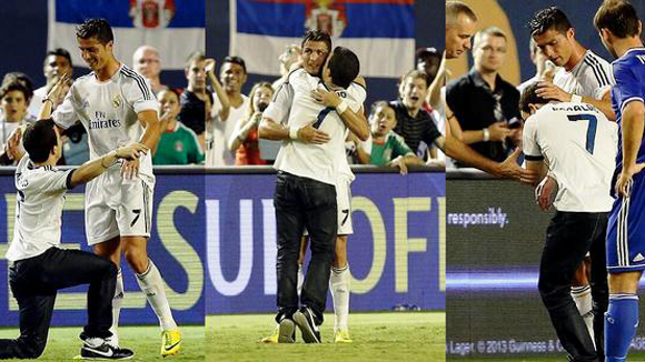 CĐV cuồng nhiệt lao xuống sân ôm hôn Ronaldo CĐV cuồng nhiệt lao xuống sân ôm hôn Ronaldo