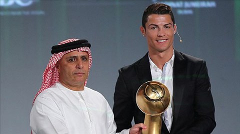 CR7 nhận giải mà… lo trọng tài