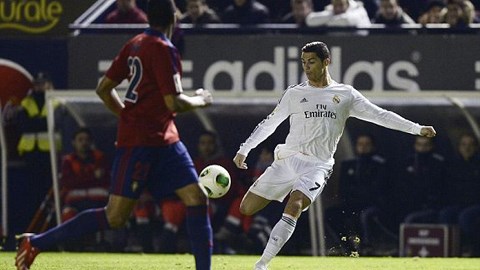 Thủ môn của Osasuna giúp Ronaldo 