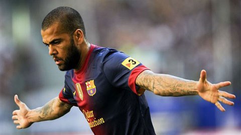 Daniel Alves đạt mốc 700 trận