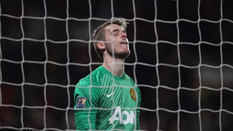 Fletcher bảo vệ De Gea trước 