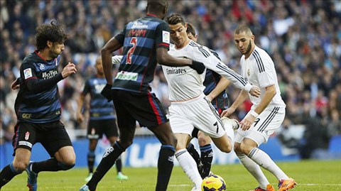 Real Madrid 2-0 Granada: Ronaldo giúp Real lên ngôi đầu