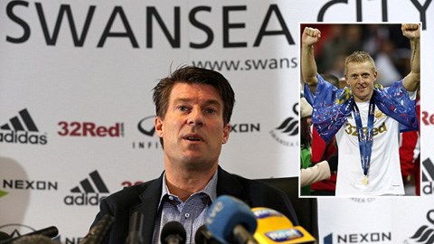 Swansea sa thải HLV Laudrup, đưa cầu thủ lên thay