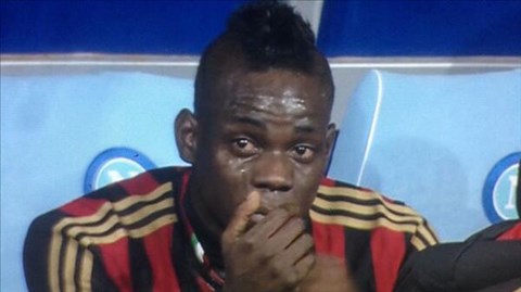 Balotelli khóc lóc sau khi bị thay ra ở trận thua Napoli