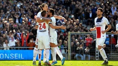 Ibra lập hat-trick, PSG vững ngôi đầu