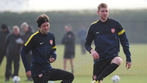 Arsenal giữ chân Mertesacker và Rosicky