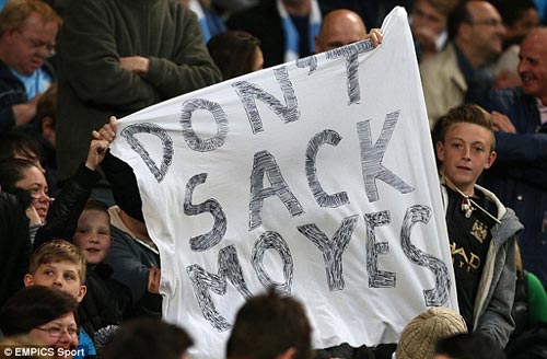 Fan Man City "năn nỉ" MU giữ chân Moyes - 1