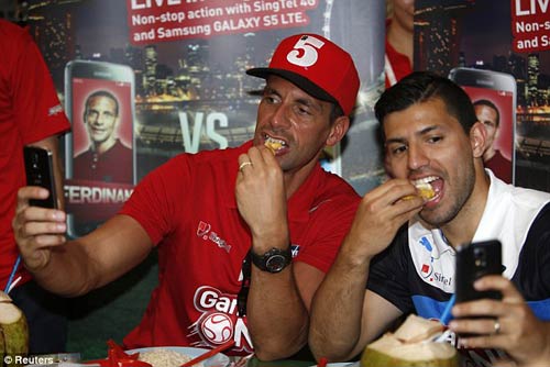 Rio Ferdinand đi “giải sầu” cùng Aguero - 1