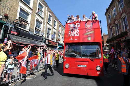 Arsenal tưng bừng mang cúp tri ân CĐV - 1