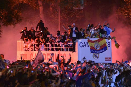 Ronaldo ăn mừng “decima” nổ tung thành Madrid - 2