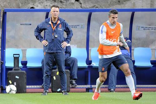 Persie: HLV Van Gaal cũng là “máy sấy tóc” - 1