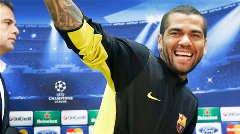 PSG sắp có Dani Alves, lại còn được thêm tiền