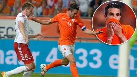 Van Persie dính chấn thương trong trận giao hữu với xứ Wales